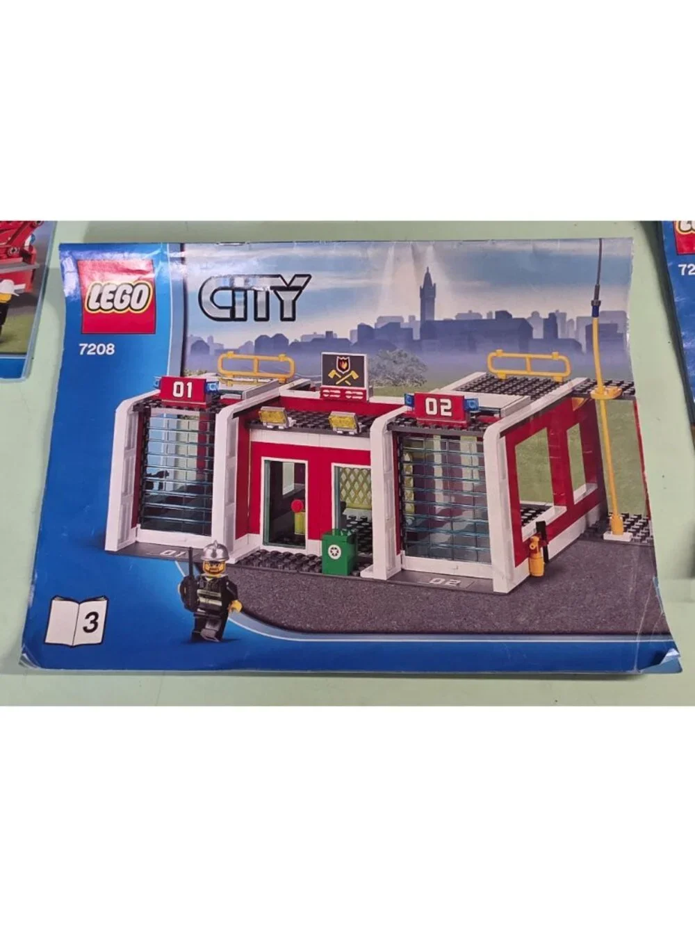 LEGO City 7208 Fire Station 2010 100% Complete 662 Pieces Minifigures Manuals